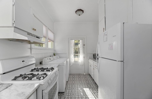 Washington Square House | Luxurious Family Home—Walk to Mardi Gras; Weddings