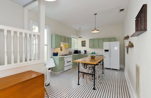 Washington Square House | Luxurious Family Home—Walk to Mardi Gras; Weddings