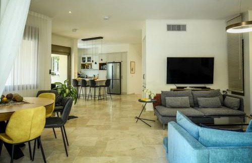 Netanya Apartment | Luxurious Family Three Story House with Mamad by Sea N' Rent