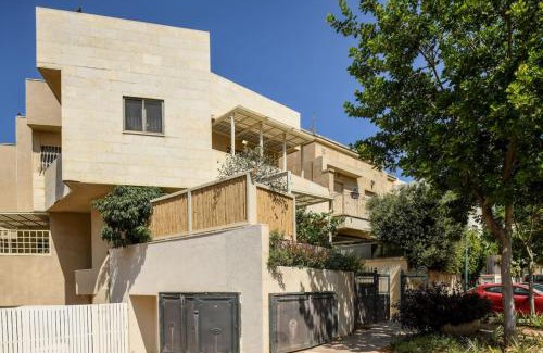 Netanya Apartment | Luxurious Family Three Story House with Mamad by Sea N' Rent