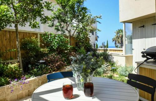 Netanya Apartment | Luxurious Family Three Story House with Mamad by Sea N' Rent