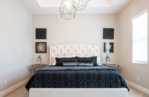 Parkland House | Luxurious Family Home - Spacious Kitchen & BBQ
