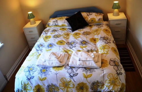 Deganwy Apartment | Luxurious First Floor Apartment Within Minutes To Conwy Town and Marina