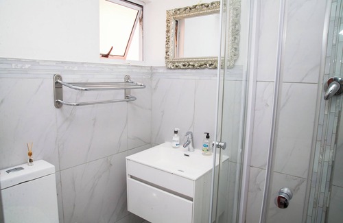 Mowbray House | Luxurious Flatlet in the heart of Mowbray