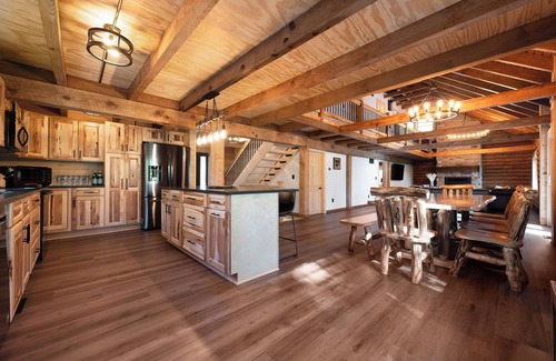 Nashport Cabin | Luxurious Forest Getaway at Historic Baughman Park New Log Cabin 2
