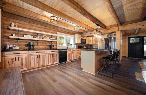 Nashport Cabin | Luxurious Forest Getaway at Historic Baughman Park New Log Cabin 2