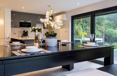 Twyford Cabin | Luxurious Garden Cabin with its own private Hot Tub.