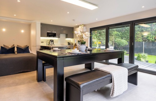 Twyford Cabin | Luxurious Garden Cabin with its own private Hot Tub.