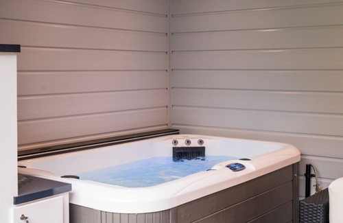 Twyford Cabin | Luxurious Garden Cabin with its own private Hot Tub.
