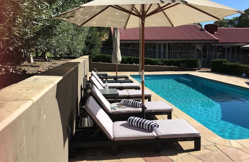 Yarra Glen Villa | Luxurious Garden Spa Villa located in Steels Creek, Yarra Valley