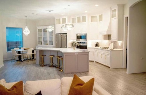 Edinburg House | Luxurious Gated 3BR, Relax No Chore Dog friendly rental