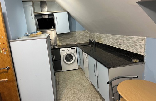 Osterley Apartment | Luxurious gated single bed flat