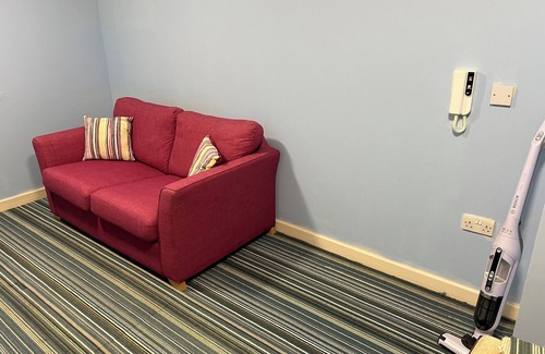 Osterley Apartment | Luxurious gated single bed flat