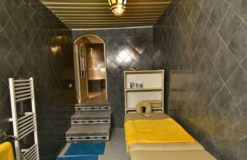 Meknes Medina House | Luxurious guest room in a traditional Riad -3 beds