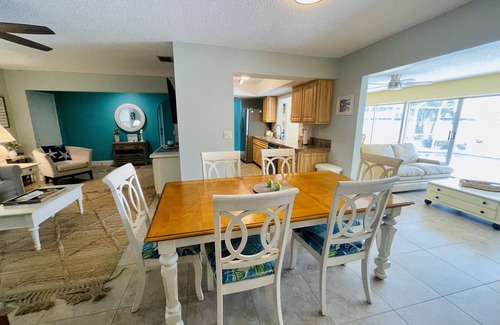 Port Charlotte House | Luxurious Haven: Poolside Paradise for 11, Steps from Punta Gorda's Best!