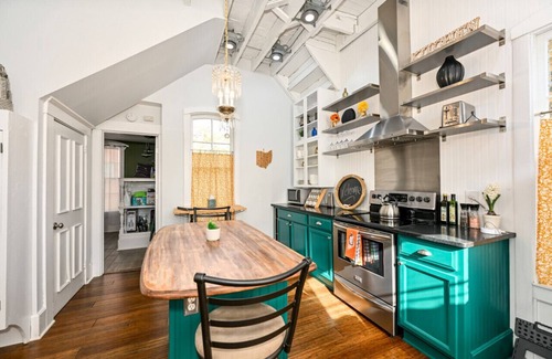 Niles House | Luxurious Historic Victorian