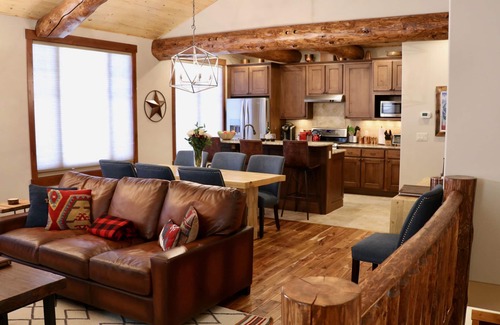 Fraser House | Luxurious Home,1 acre,6mile-W.Park,Hot tub,33miles-RMNP, 2 Masters, Steam Shower