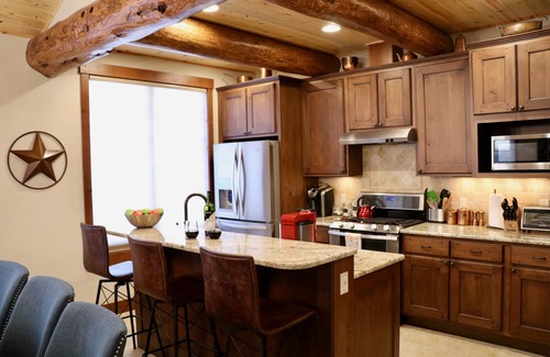 Fraser House | Luxurious Home,1 acre,6mile-W.Park,Hot tub,33miles-RMNP, 2 Masters, Steam Shower