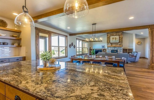 Powell Butte House | Luxurious Home, Beautiful Views, Family Friendly!