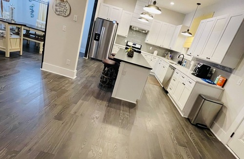 Mountain Island House | Luxurious home for families & professionals