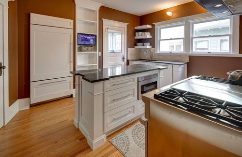 Irvington House | Luxurious Home For Up to 10 Guest (7 Pillow Top Queen Beds)