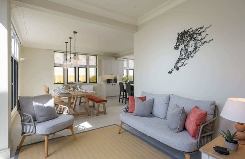 Cheltenham House | Luxurious Home in Cheltenham, Private Parking