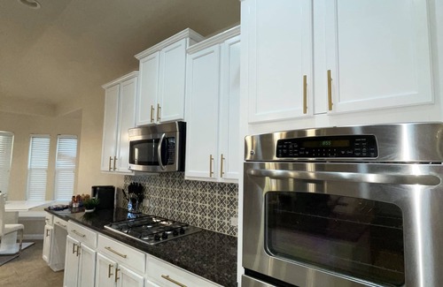 West San Antonio House | Luxurious home just minutes away from Sea World and Fiesta Texas!