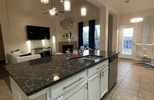 West San Antonio House | Luxurious home just minutes away from Sea World and Fiesta Texas!