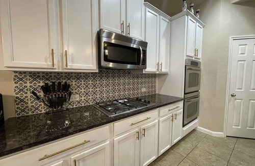 West San Antonio House | Luxurious home just minutes away from Sea World and Fiesta Texas!