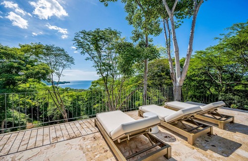 North Pacific Coast House | Luxurious home near beaches with infinity pool, outdoor kitchen, & mtn views