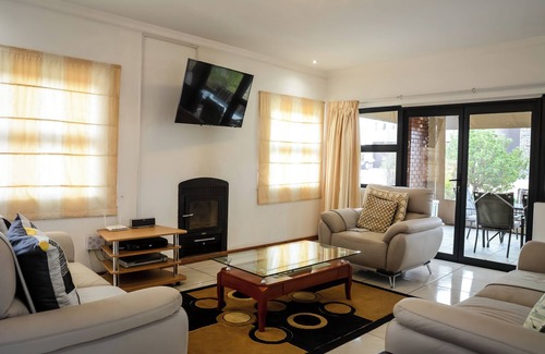 Vredefort House | Luxurious home on an island golf resort Majestic views of the Vaal river Parys