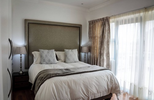 Vredefort House | Luxurious home on an island golf resort Majestic views of the Vaal river Parys