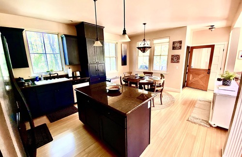 Eastsound House | Luxurious Home w/Hot Tub, 5 minute walk to Town and Beach