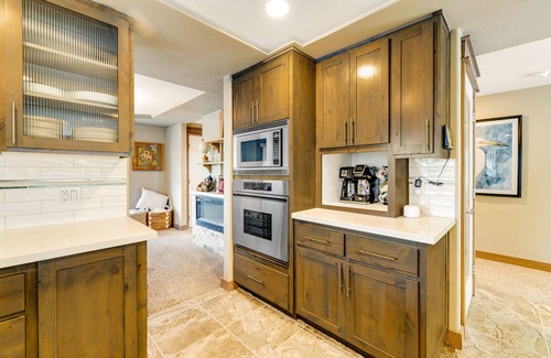 Bayshore House | Luxurious home with 3 suites, 3 fireplaces, game room & hot tub - walk to beach