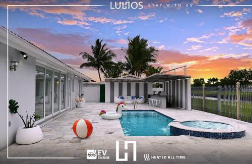Country Walk House | Luxurious Home with BBQ, Hot Tub, Heated Pool & Wifi - L36