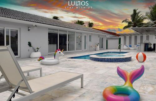 Country Walk House | Luxurious Home with BBQ, Hot Tub, Heated Pool & Wifi - L36