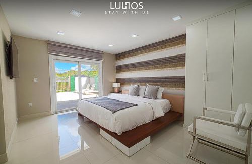Country Walk House | Luxurious Home with BBQ, Hot Tub, Heated Pool & Wifi - L36