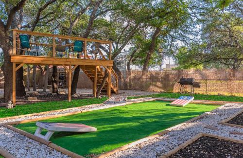 Wetmore House | Luxurious Home With Hot Tub & Tree Deck By 6flags