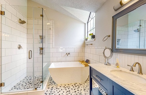 Rosewood Hill House | Luxurious home with private salt water pool, fenced in back yard + W/D