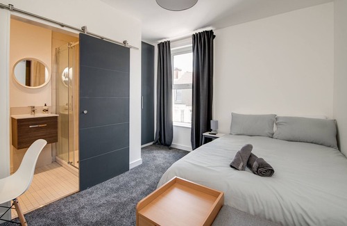 Portsmouth House | Luxurious House,100% 5 * 3 large en-suites Rooms. CONTRACTORS/LEISUREgarden,pets