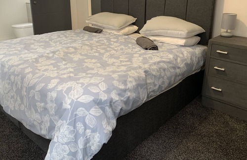 Portsmouth House | Luxurious House,100% 5 * 3 large en-suites Rooms. CONTRACTORS/LEISUREgarden,pets