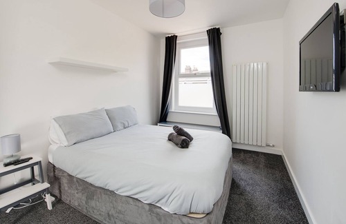 Portsmouth House | Luxurious House,100% 5 * 3 large en-suites Rooms. CONTRACTORS/LEISUREgarden,pets