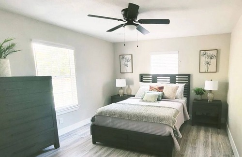 Terrell House | Luxurious House down Quiet Road.