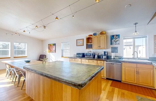 Bandon House | Luxurious house w/great room, woodstove & beach nearby - dogs OK