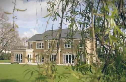 Kingswood Villa | Luxurious House with private garden & Tree house
