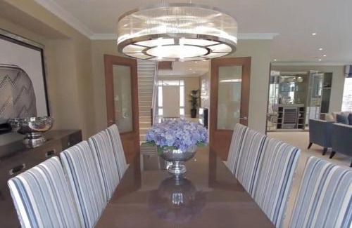 Kingswood Villa | Luxurious House with private garden & Tree house