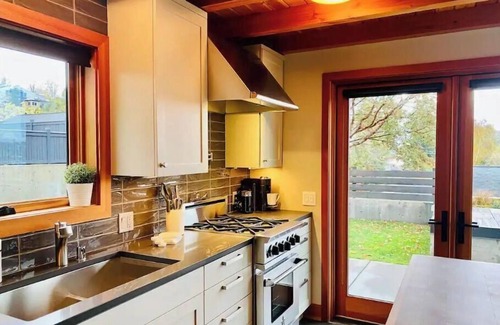 Magnolia House | Luxurious House with Views & Air Conditioning near Queen Anne & Ballard!