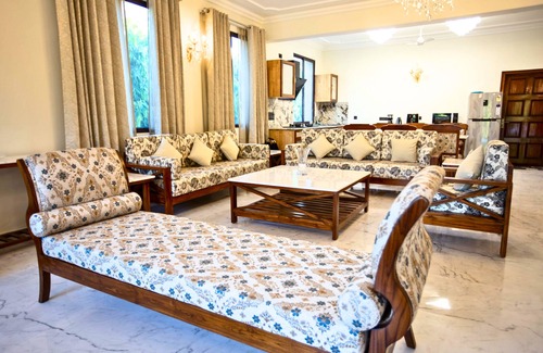 Sainik Farm Apartment | Luxurious Italian Family House: 3 Large Ensuite-Bedrooms With Private Balconies