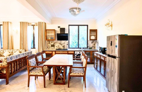 Sainik Farm Apartment | Luxurious Italian Family House: 3 Large Ensuite-Bedrooms With Private Balconies