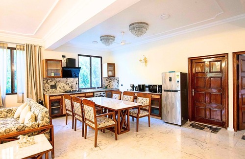 Sainik Farm Apartment | Luxurious Italian Family House: 3 Large Ensuite-Bedrooms With Private Balconies
